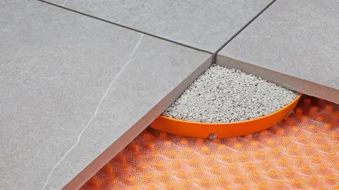 Drie aan de hoeken op een mortelring geplaatste terrastegels