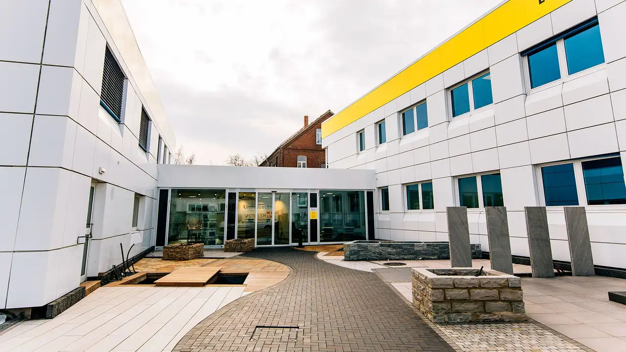 Buitenaanzicht van het gebouw van de nieuwe Linnenbecker-vestiging in Hannover