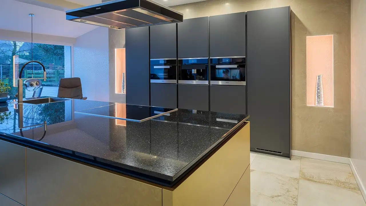 Aanzicht van de keuken met verlichte nissen