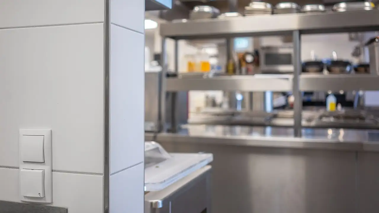 Buitenhoek van roestvast staal aan een wand in de hotelkeuken