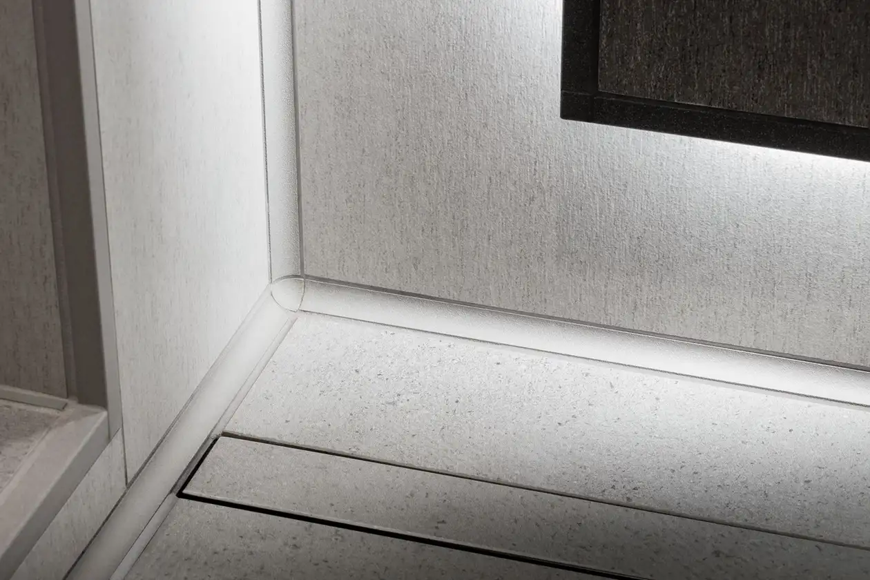 Inloopdouche met gekleurde bijpassende wandbinnenhoeken van het DILEX-AHK-TS holplintprofiel