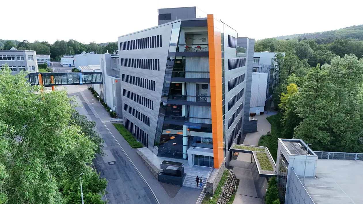 Kampus firmy Schlüter-Systems z widokiem na budynek administracyjny oraz hale produkcyjne
