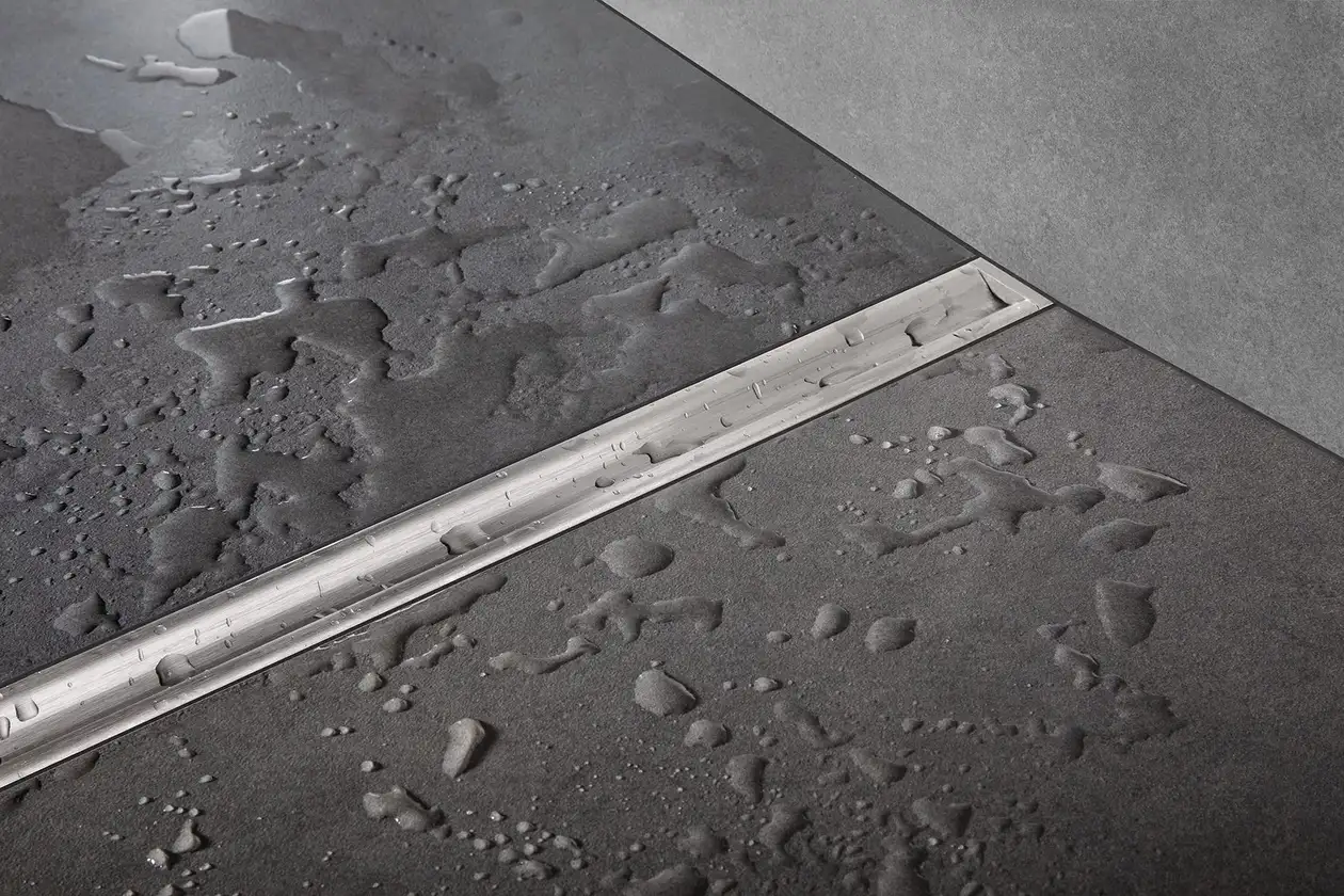 Schlüter-KERDI-LINE-VARIO COVE to dyskretny profil wklęsły służący jako odpływ liniowy do pryszniców bez brodzika