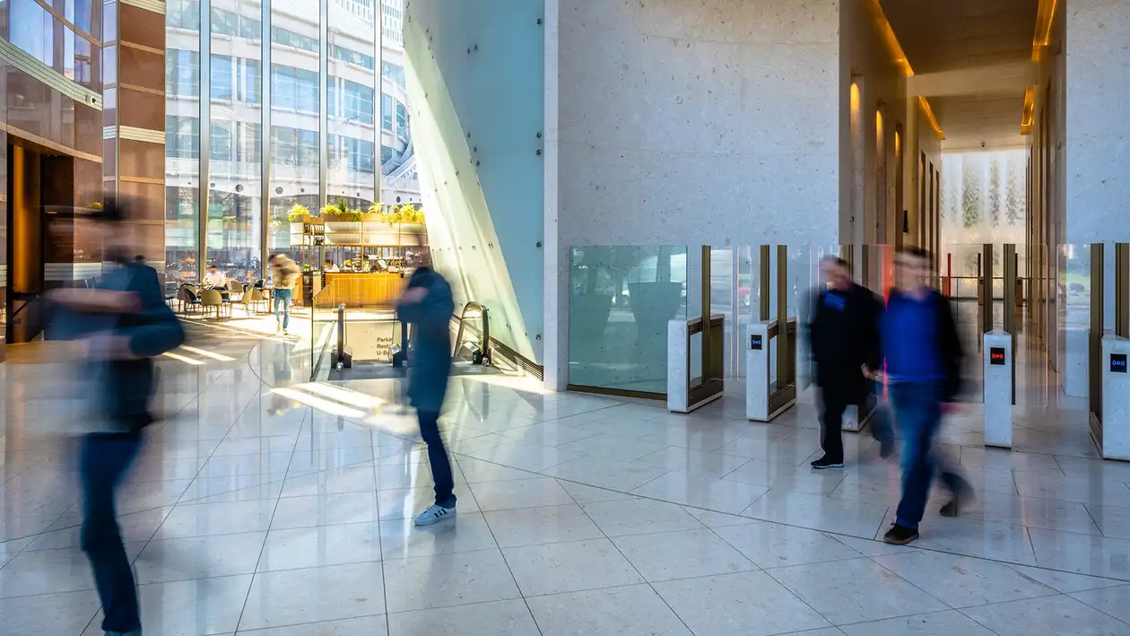 Foyer wieżowca Messeturm we Frankfurcie wyposażony w BEKOTEC-THERM