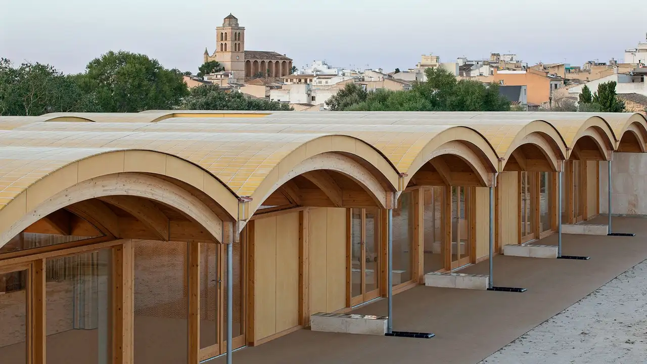 Tetos curvos com pequenas telhas na creche em Maiorca