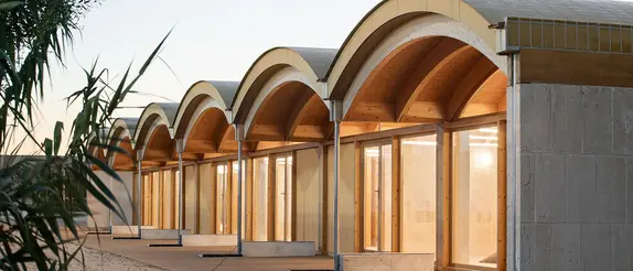 Vista exterior da creche em Muro, Maiorca (Espanha)