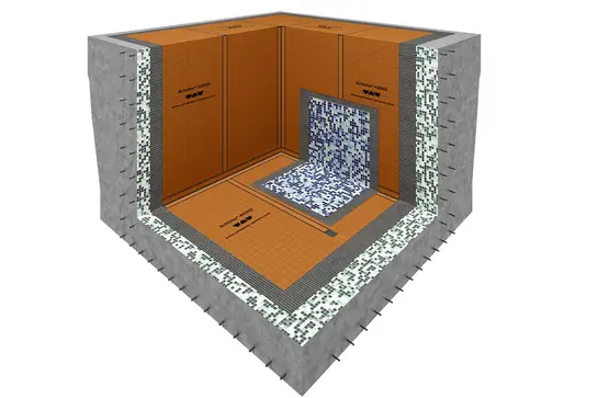 Grande plano de um exemplo de conceção das membranas de impermeabilização Schlüter-KERDI numa piscina de azulejos