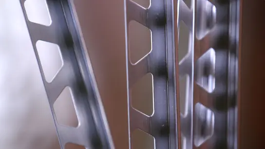 Grande plano das abas de fixa&ccedil;&atilde;o de quatro vers&otilde;es em a&ccedil;o inoxid&aacute;vel do perfil de remate Schl&uuml;ter-SCHIENE