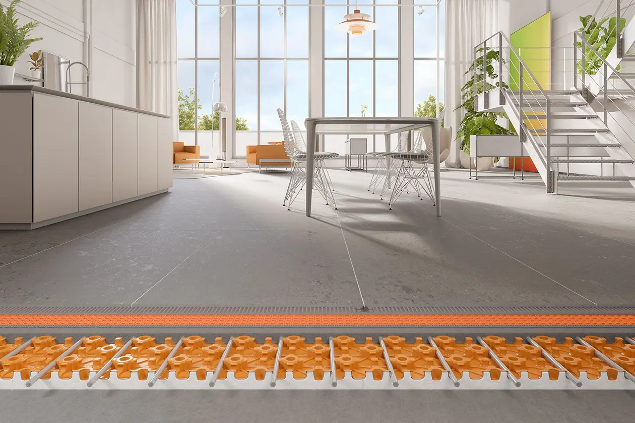 Construção do piso radiante BEKOTEC-THERM sob cerâmica cinzenta de grande formato numa cozinha grande e moderna