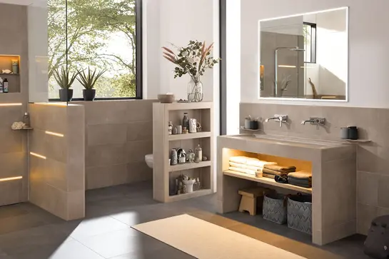 Casa de banho com lavatório em KERDI-BOARD-W, uma divisória de WC em KERDI-BOARD e um duche ao nível do pavimento.