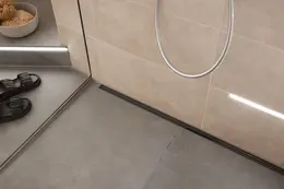 Chuveiro ao nivel do pavimento com escoamento em linha Schlüter-KERDI-LINE-VARIO.