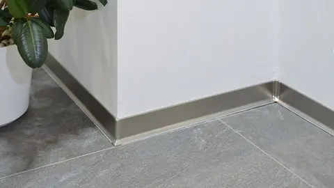 Perfil de rodapé elegante e prateado da gama Schlüter-DESIGNBASE.