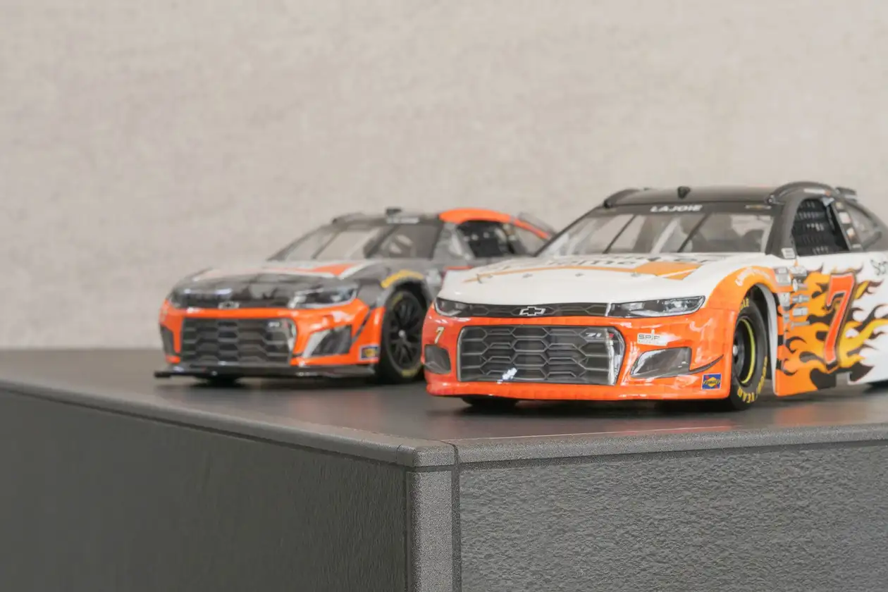 Vários produtos Jolly do sistema Jolly da Schlüter para uma casa de banho com estilo