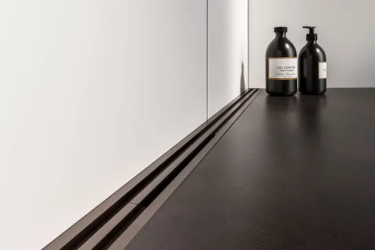 Escoamento em linha Schlüter-KERDI-LINE-VARIO WAVE em cor TRENDLINE preto grafite mate.