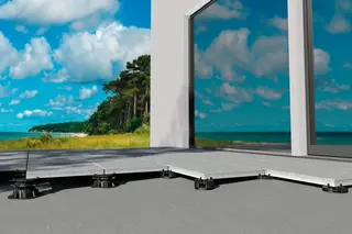 Terra&ccedil;o parcialmente coberto com revestimento de placas de grande formato e piscina