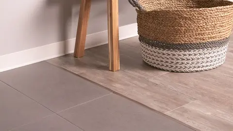 A vista detalhada do perfil de transição Schlüter-VINPRO-T mostra a ligação de revestimentos de pavimento adjacentes.