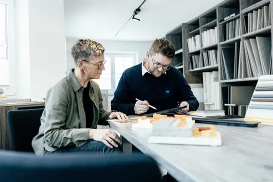 Um técnico comercial da Schlüter-Systems explica o custo do piso radiante BEKOTEC-THERM a um cliente