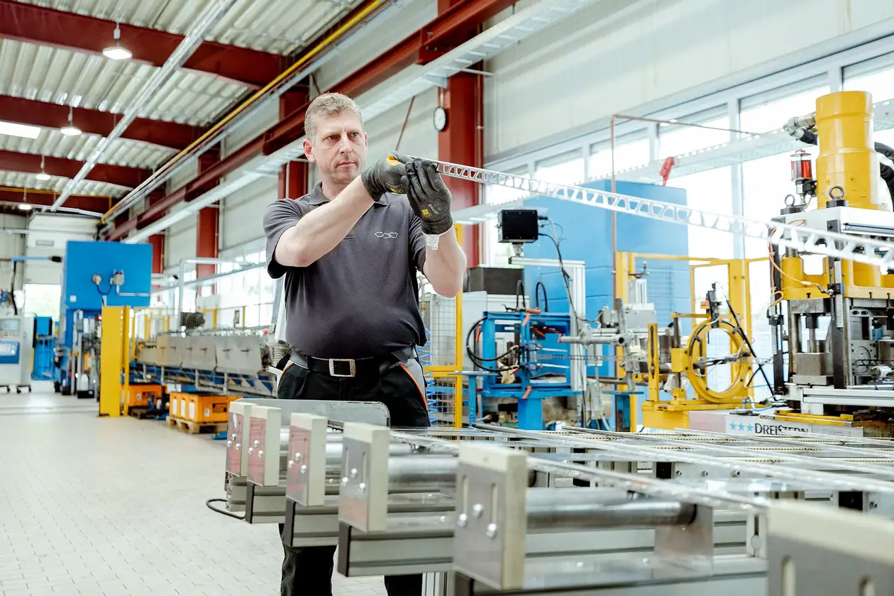 Grande plano de um instalador a colocar cerâmica em Schlüter-DITRA-HEAT.