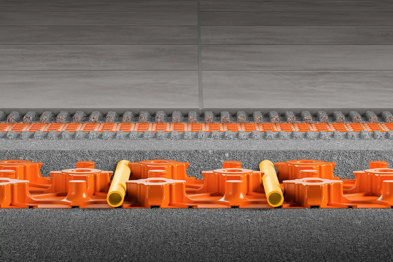 Estrutura de camadas da placa com nódulos para betonilha Schlüter-BEKOTEC-EN-F com revestimento cerâmico cinza pedra