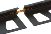 Imagem detalhada do produto de uni&otilde;es de encaixe Schl&uuml;ter-JOLLY-V meio inseridas entre dois perfis de prote&ccedil;&atilde;o de cantos JOLLY em preto grafite mate MGS