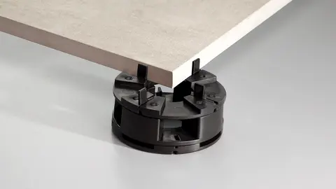Uma placa auto-portante de cor bege assenta sobre um adaptador de altura TROBA-LEVEL-PLA 30 preto