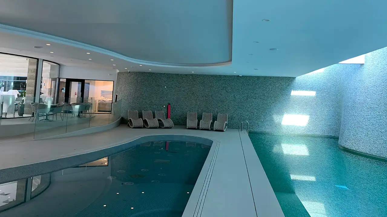 Pessoa numa escada iluminada com Schlüter-LIPROTEC