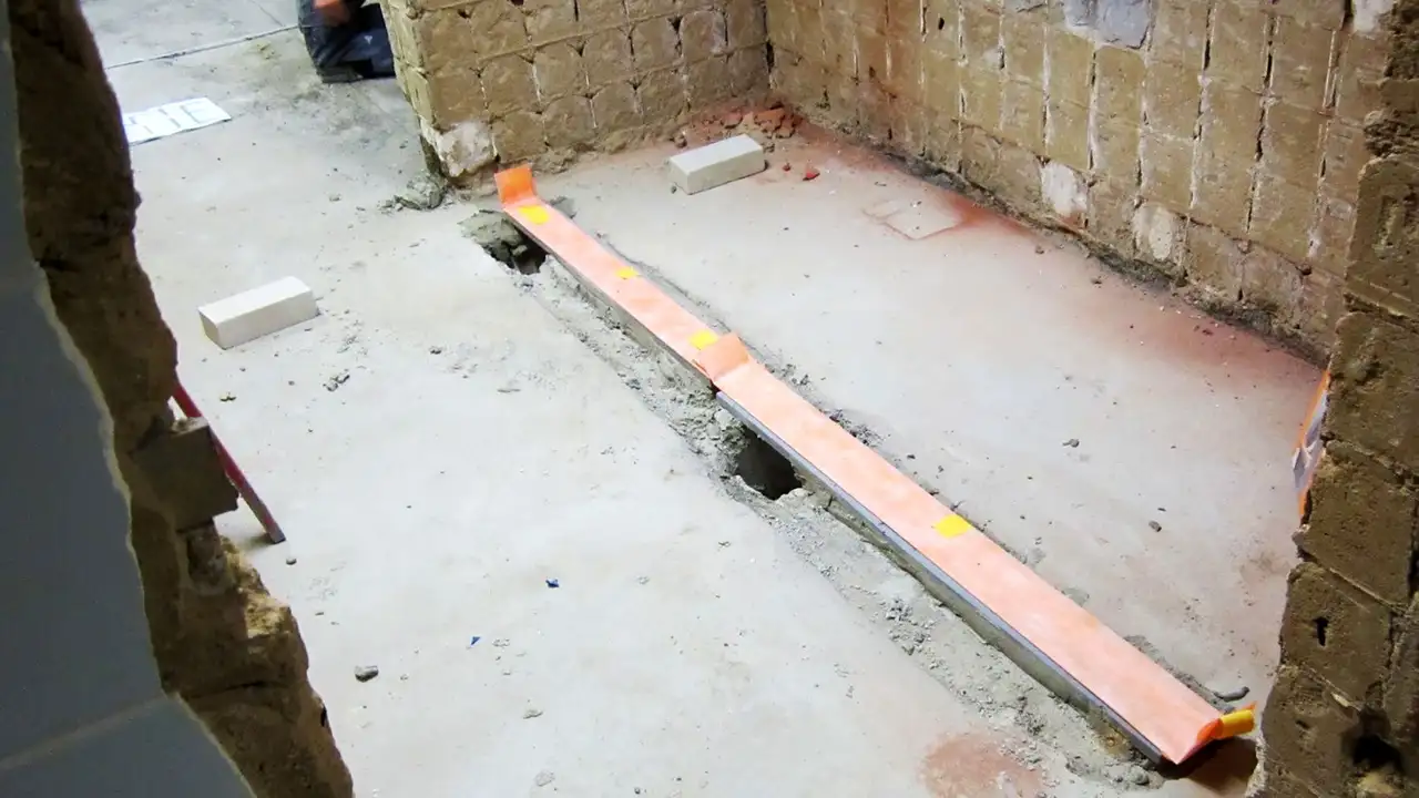 Construção bruta da zona de duche e sanitária da piscina interior de Brand