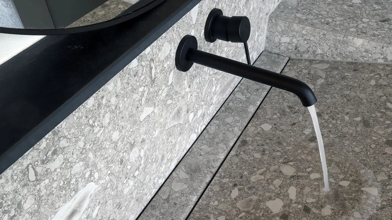 Vista detalhada da torneira do lavatório