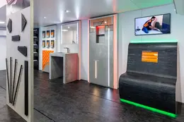 Vista interior do camião WBOT com vários produtos Schlüter, como a Schlüter-SHELF.