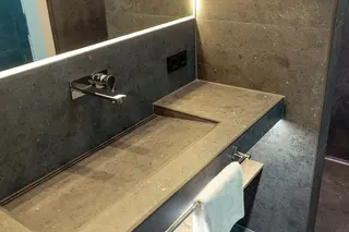 Casa de banho cinzenta com solu&ccedil;&atilde;o de lavat&oacute;rio Schl&uuml;ter-KERDI-BOARD-W e Schl&uuml;ter-LIPROTEC.