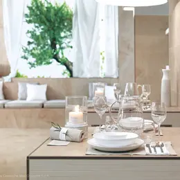 Ett bord i en restaurang med ljusa keramikplattor med profiler med TRENDLINE-bel&auml;ggning med kontrasterande f&auml;rgs&auml;ttning
