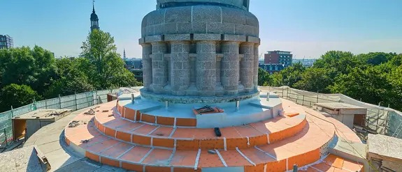 Bismarck-monumentet, utan naturstensbekl&auml;dnad, h&auml;r syns den installerade dr&auml;neringen Schl&uuml;ter-TROBA-PLUS 8G och t&auml;tskiktet.