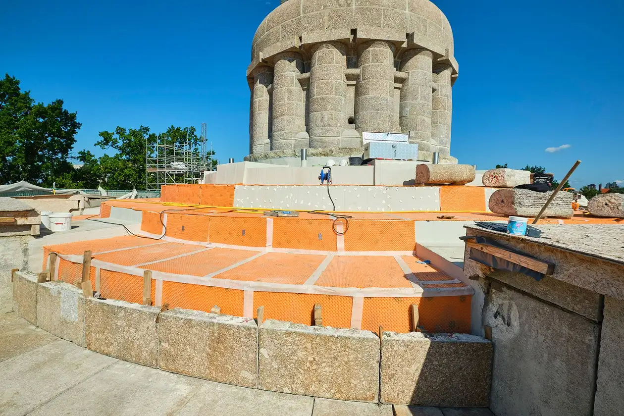 Trappstegen p&aring; Bismarck-monumentet utan naturstensbekl&auml;dnaden. Man ser det installerade t&auml;tskiktet och dr&auml;neringen fr&aring;n Schl&uuml;ter-Systems. Bl&aring; himmel i bakgrunden.