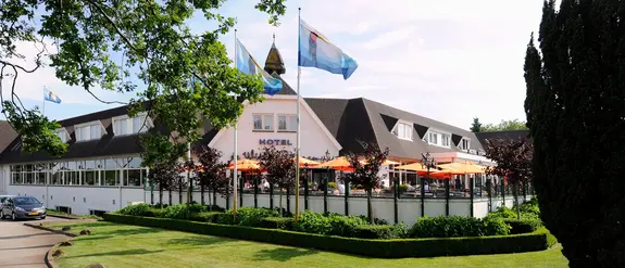 Vy p&aring; utsidan av hotellet Van der Valk i Eemnes, Nederl&auml;nderna.