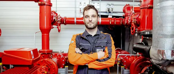 Manlig anst&auml;lld p&aring; Facility Management-avdelningen st&aring;r framf&ouml;r en filteranl&auml;ggning p&aring; Schl&uuml;ter-Systems.