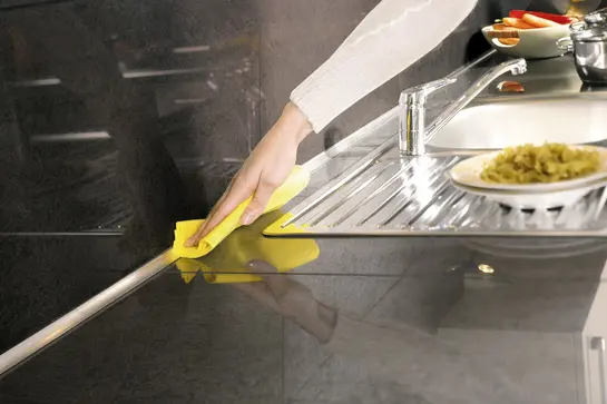 Reng&ouml;ring av arbetsb&auml;nk i k&ouml;ket med polermedlet Schl&uuml;ter-CLEAN-CP.