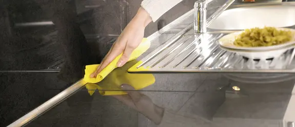 Reng&ouml;ring av k&ouml;ksb&auml;nken med det reng&ouml;rande polermedlet Schl&uuml;ter-CLEAN-CP.