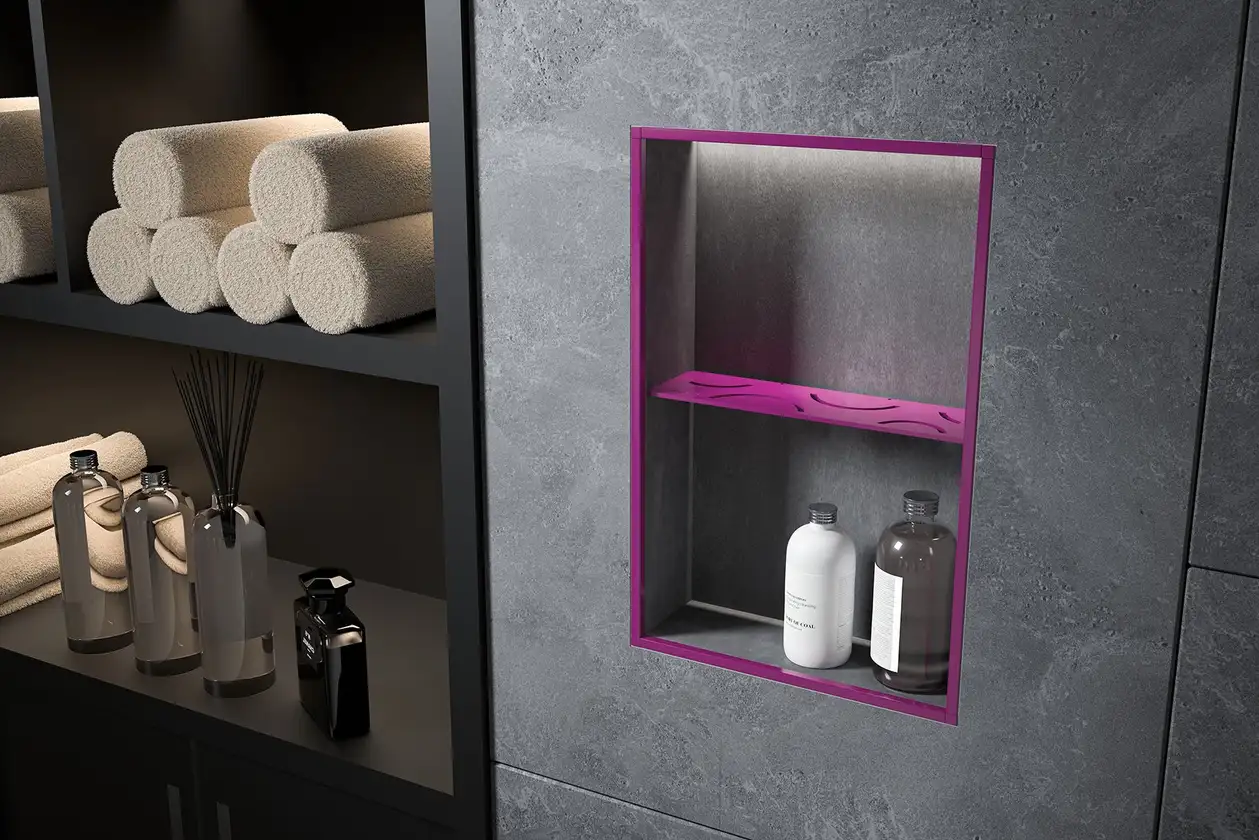 Badrum d&auml;r Schl&uuml;ter-SHELF &auml;r installerad i en nisch med MyDesign-kul&ouml;r.