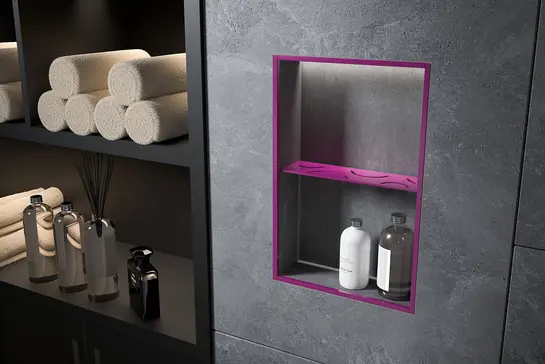 Badrum d&auml;r Schl&uuml;ter-SHELF &auml;r installerad i en nisch med MyDesign-kul&ouml;r.