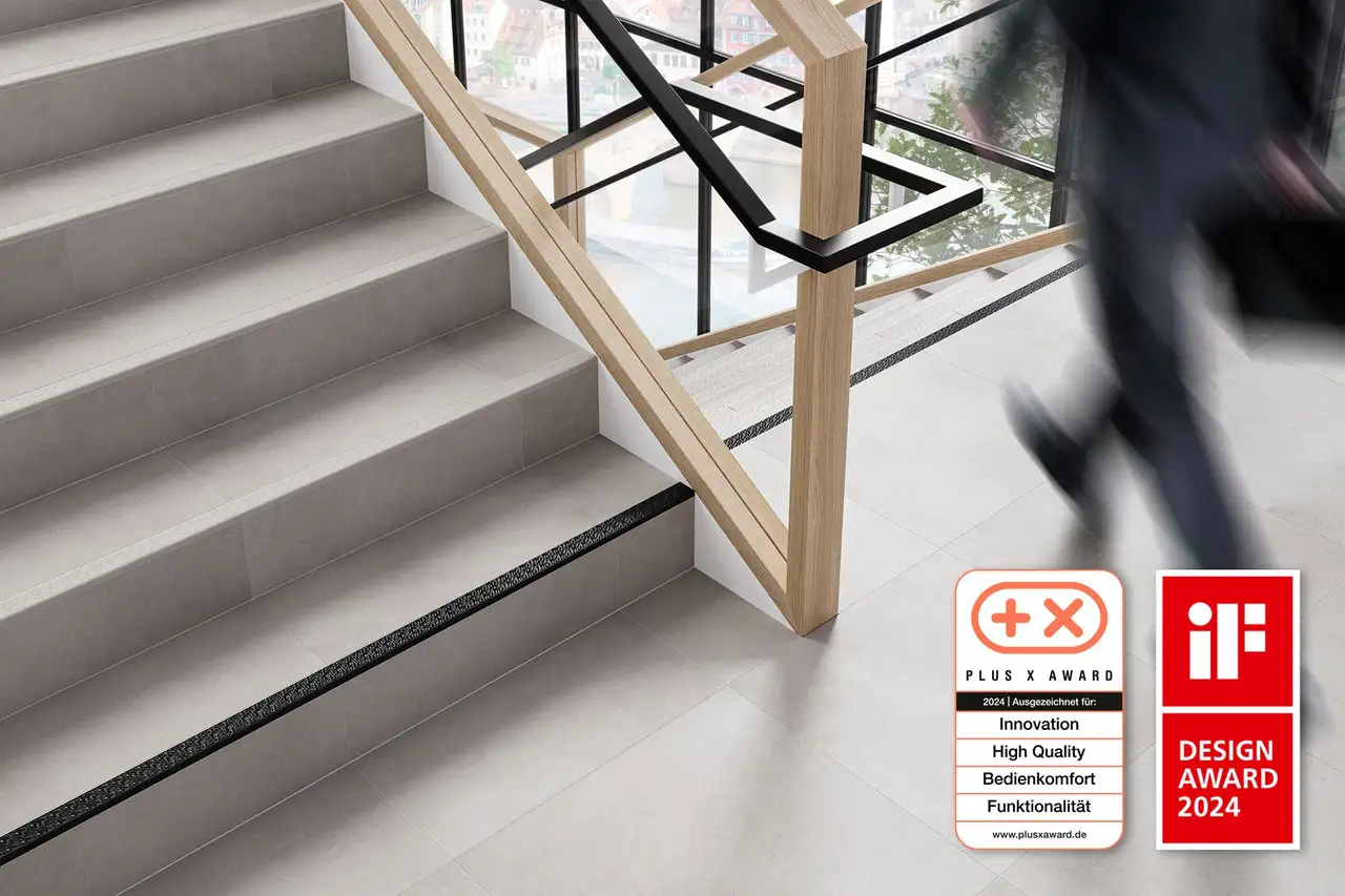 Trappsteg med trappnosprofil Schl&uuml;ter-TREP-V, l&auml;ngst ned t.h.: Logga f&ouml;r Plus X Award och iF DESIGN Award