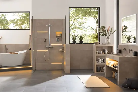 Badrum i beige med ett antal installerade Schl&uuml;ter-produkter som KERDI-BOARD-W och LIPROTEC.