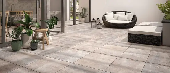 Terrass med l&ouml;st lagda plattor och loungem&ouml;bler