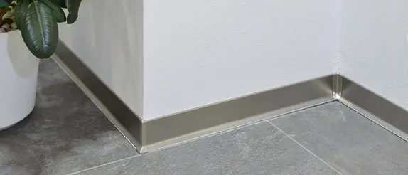 Elegant, silverf&auml;rgad sockelprofil i serien Schl&uuml;ter-DESIGNBASE.