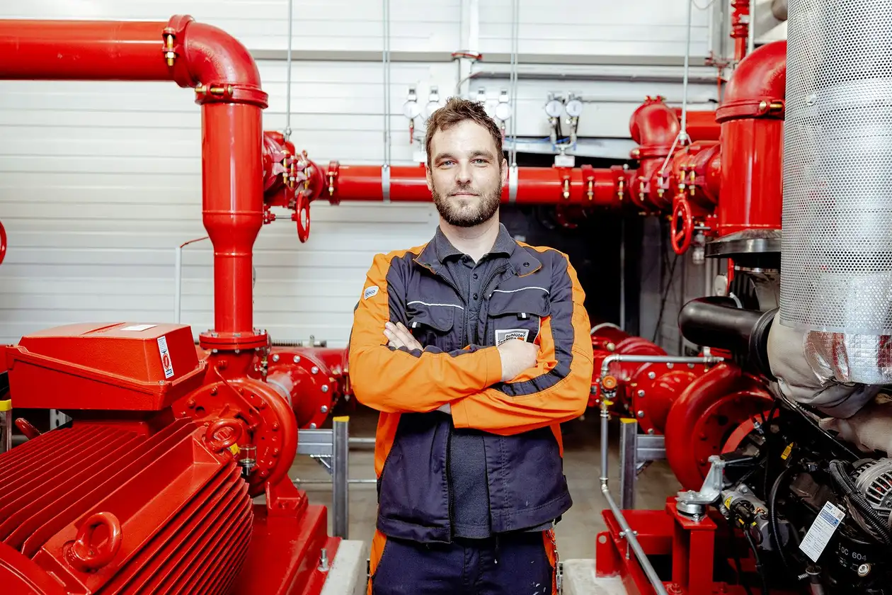 Manlig anst&auml;lld p&aring; Facility Management-avdelningen st&aring;r framf&ouml;r en filteranl&auml;ggning p&aring; Schl&uuml;ter-Systems.