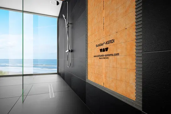 Badrum med frist&aring;ende dusch och n&auml;rbild p&aring; den installerade Schl&uuml;ter-KERDI-200.