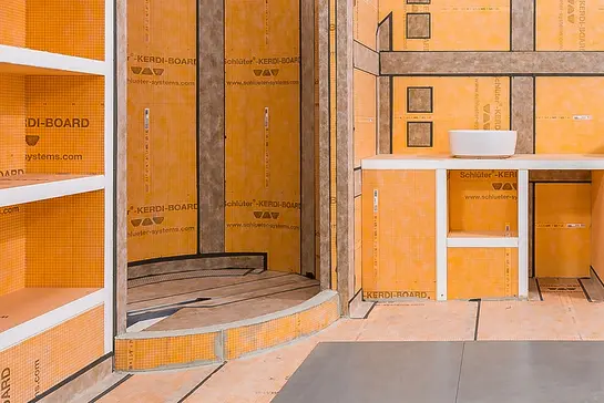 Badrum med enbart underlag av Schl&uuml;ter-KERDI-BOARD, utan kakel.