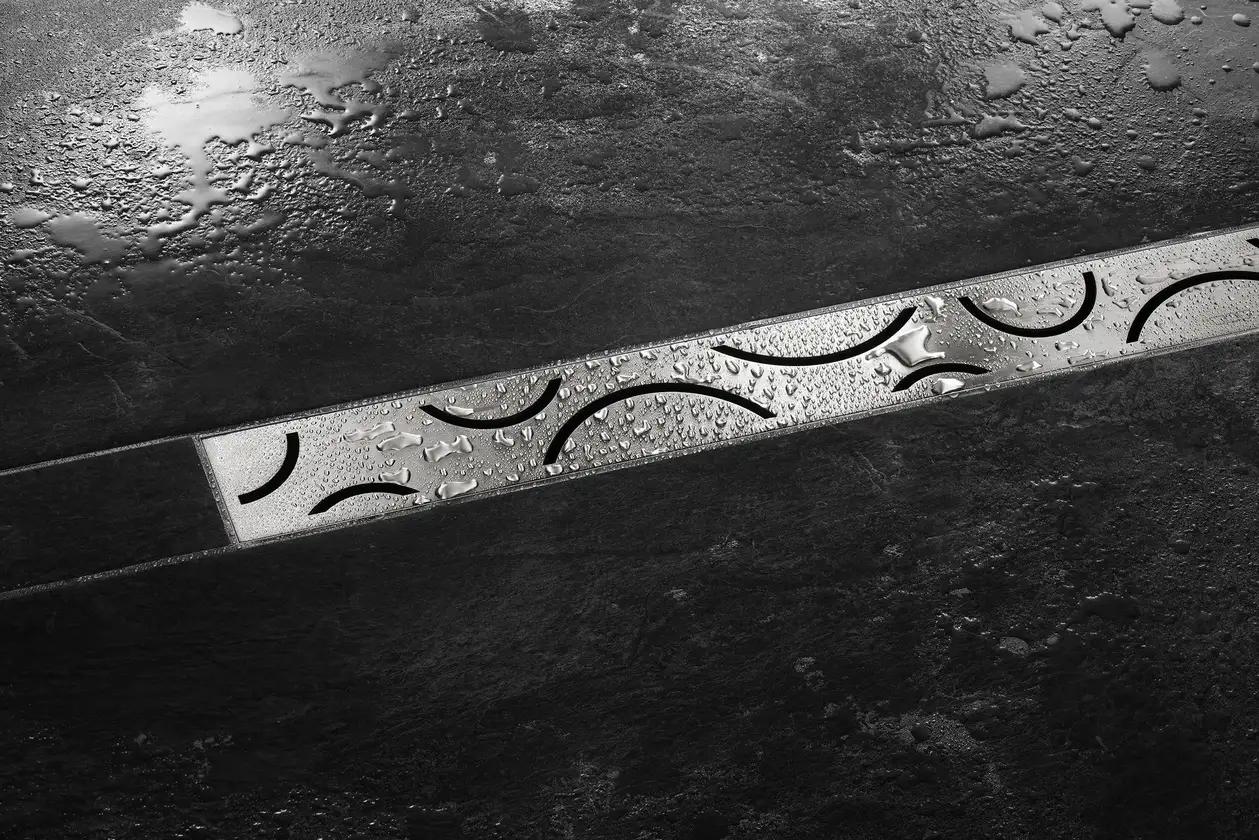 KERDI-LINE-avloppsr&auml;nna i rostfritt st&aring;l med CURVE-design i ett badrum