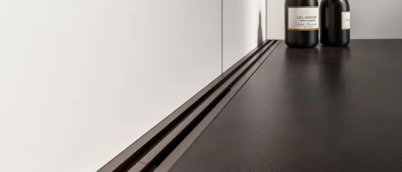 Linjegolvbrunn Schl&uuml;ter-KERDI-LINE-VARIO WAVE i TRENDLINE-kul&ouml;ren matt grafitsvart.