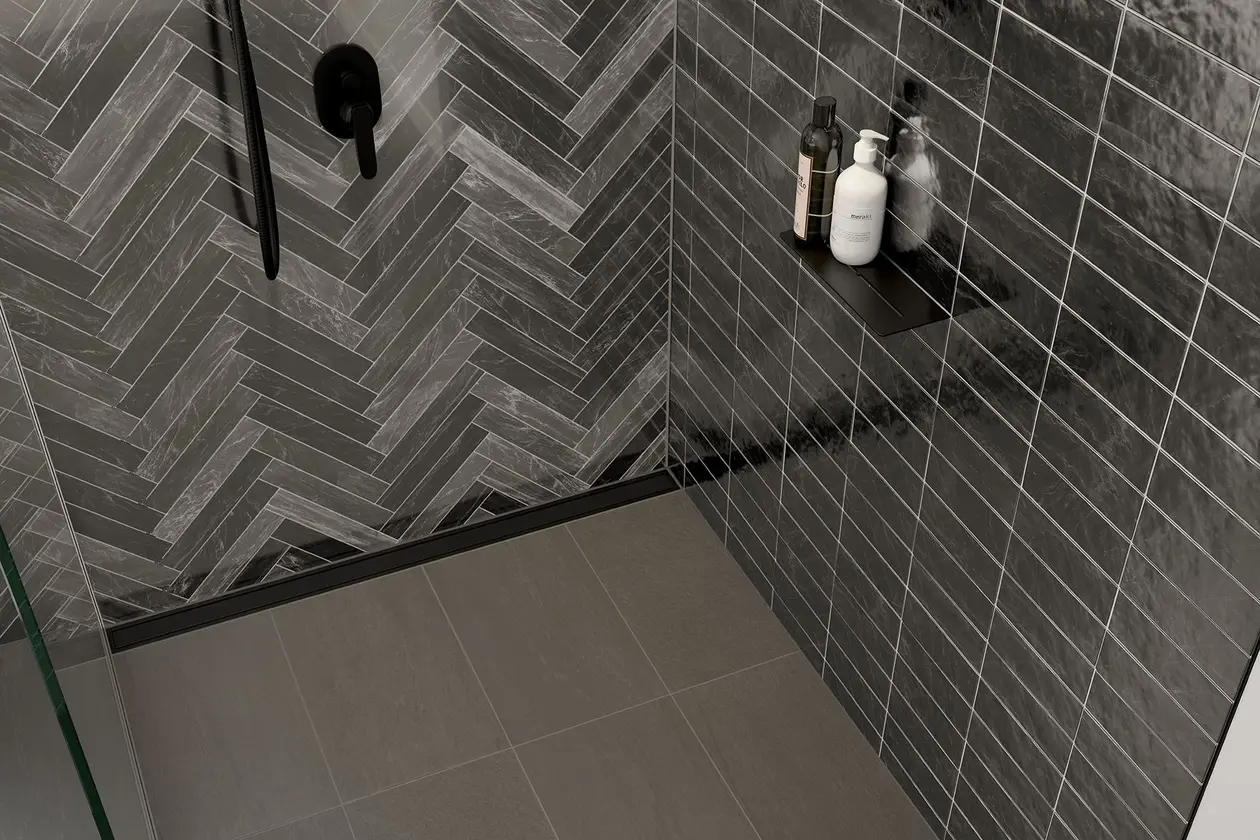 M&ouml;rk dusch i golvniv&aring; med mattsvarta accenter, KERDI-LINE-VARIO och SHELF med Trendline MGS.