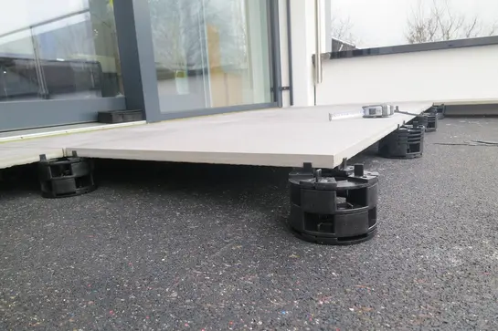 N&auml;rbild av l&ouml;st lagda balkong- och terrassplattor p&aring; Schl&uuml;ter-TROBA-LEVEL.